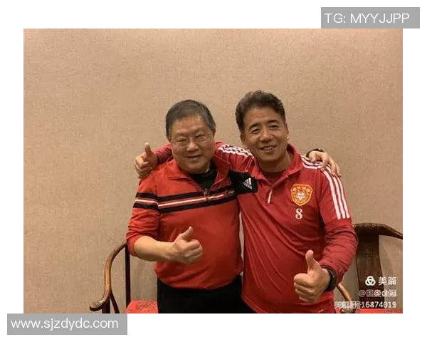 与足球明星亲密合影的瞬间记录我的足球梦想与热情