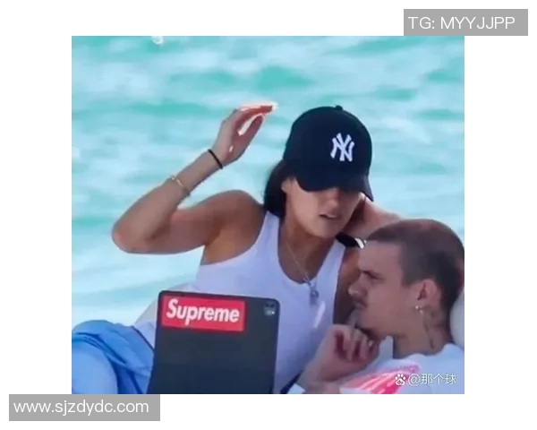 足球明星与爱妻甜蜜互动展现幸福生活引发网友热议