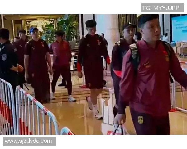 足球明星加盟球队后亲自驾车到训练场引发球迷热议