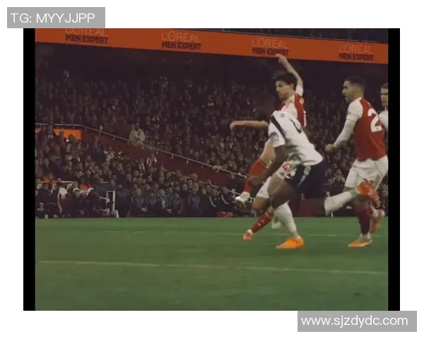 足球明星精彩射门慢动作回放解析让你领略技术与力量的完美结合